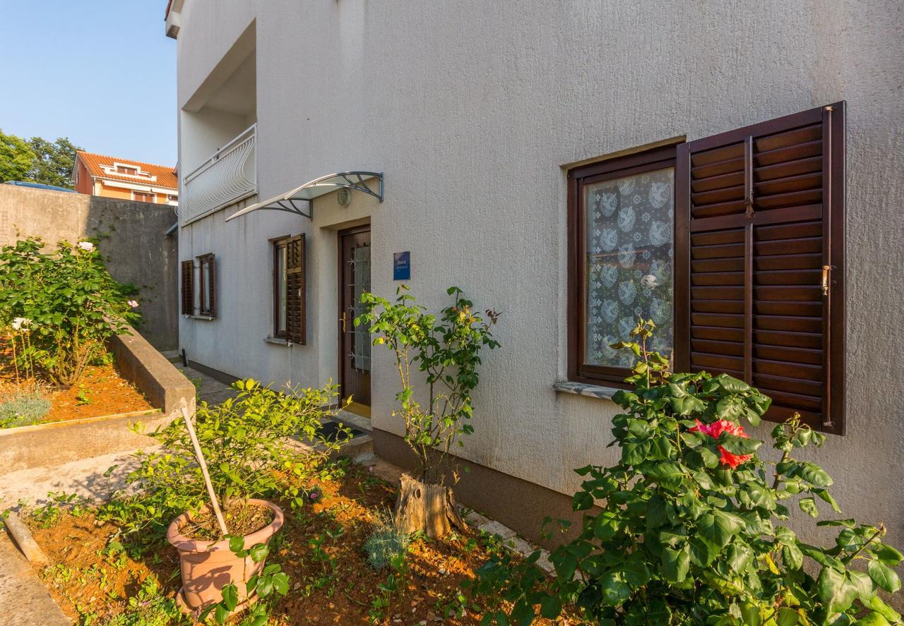 Apartment Domijan By El-Pi Tours Njivice Exterior photo