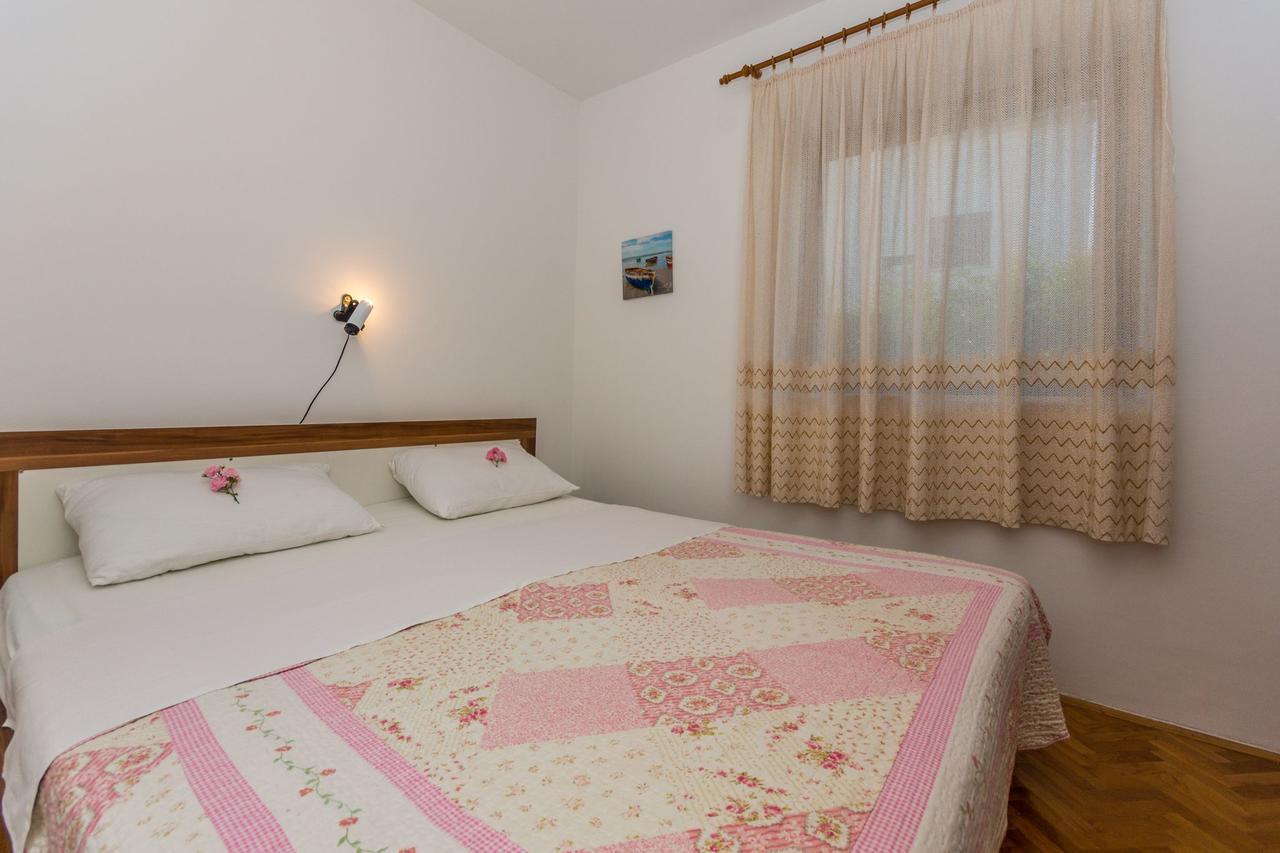 Apartment Domijan By El-Pi Tours Njivice Exterior photo