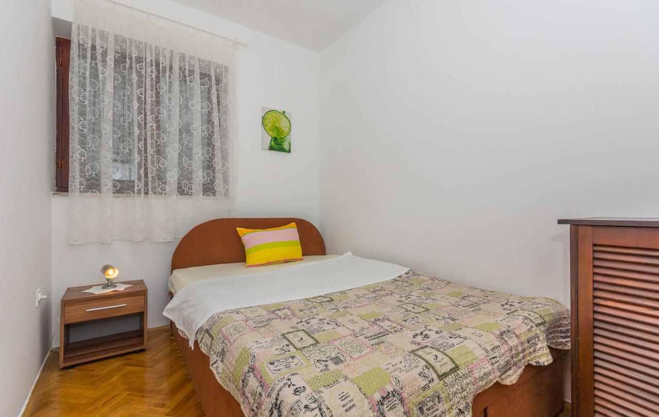 Apartment Domijan By El-Pi Tours Njivice Exterior photo